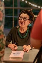 Olga Tokarczuk beim Signieren DSC00515 Foto Nina Wichard